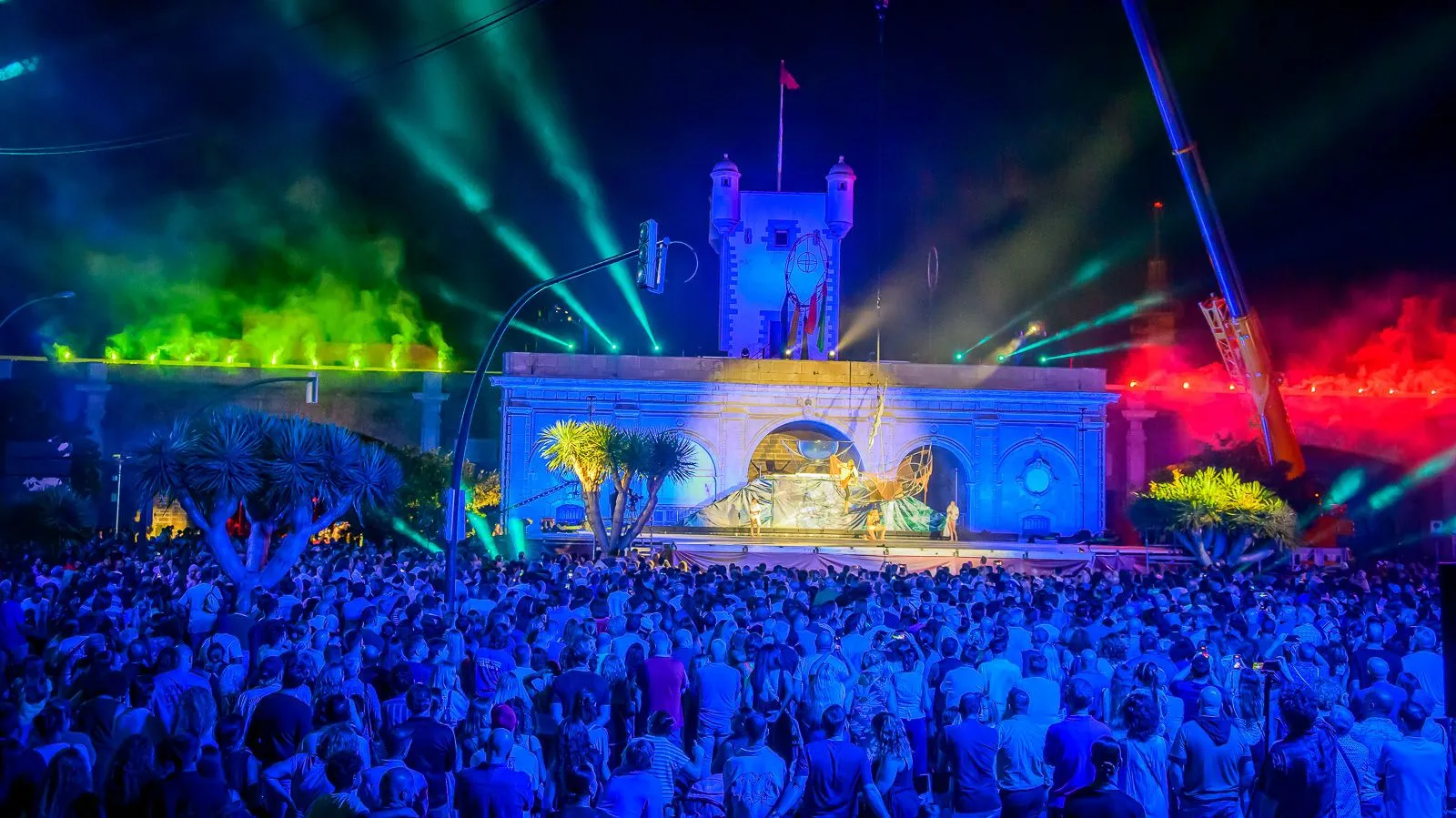 Bailares, acróbatas, la música del Carnaval y el flamenco y la ópera pusieron la banda sonora al espectáculo