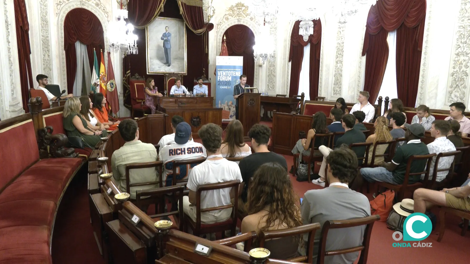La lectura del manifiesto ha tenido lugar en el Salón de Plenos del Ayuntamiento.