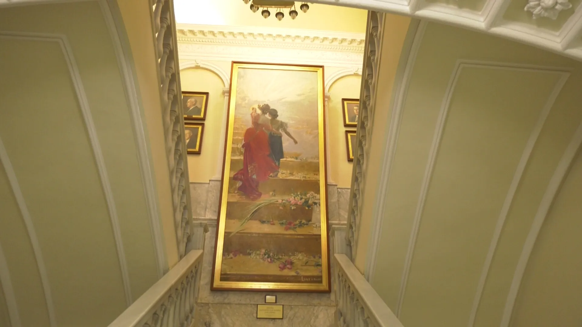 El cuadro "España llevando a la Gloria a Filipinas" situado en la escalinata central del Ayuntamiento de Cádiz 