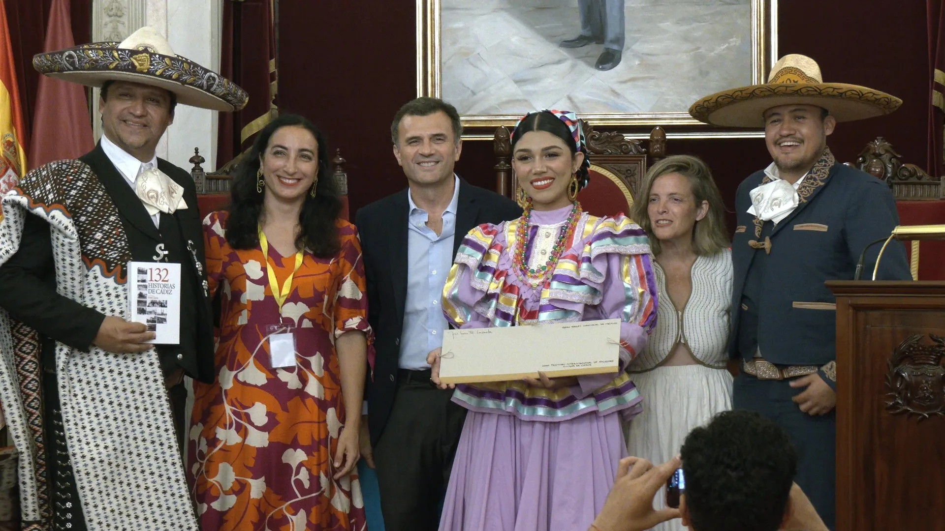 El Ayuntamiento acoge la recepción oficial a los participantes del Festival de Folklore