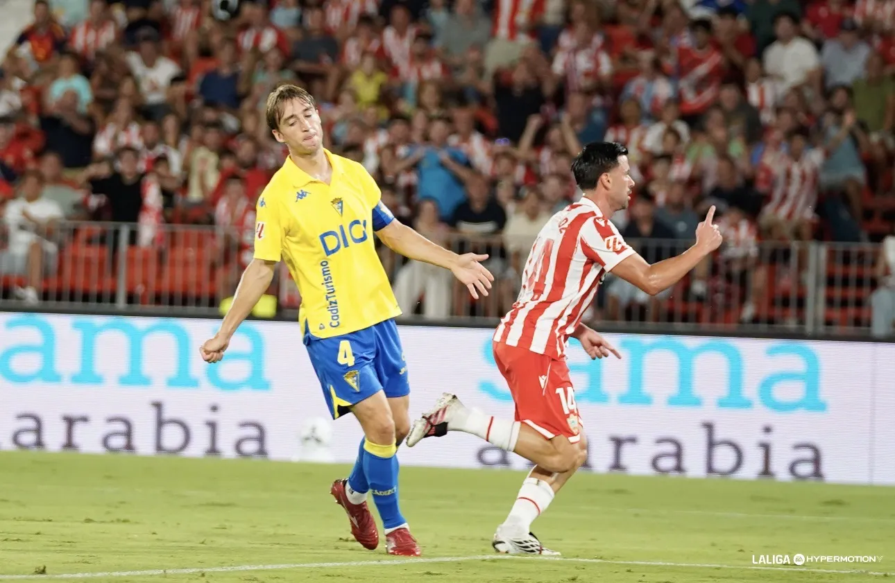 Javi Muñoz tras superar a Javi Castro en al acción del gol (Foto: LaLiga)