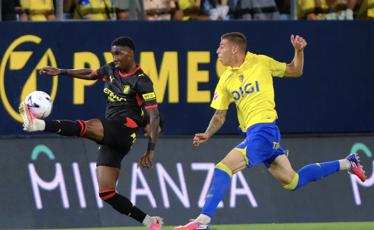 Sergio Arribas en una acción con Asprilla (Foto: LaLiga)