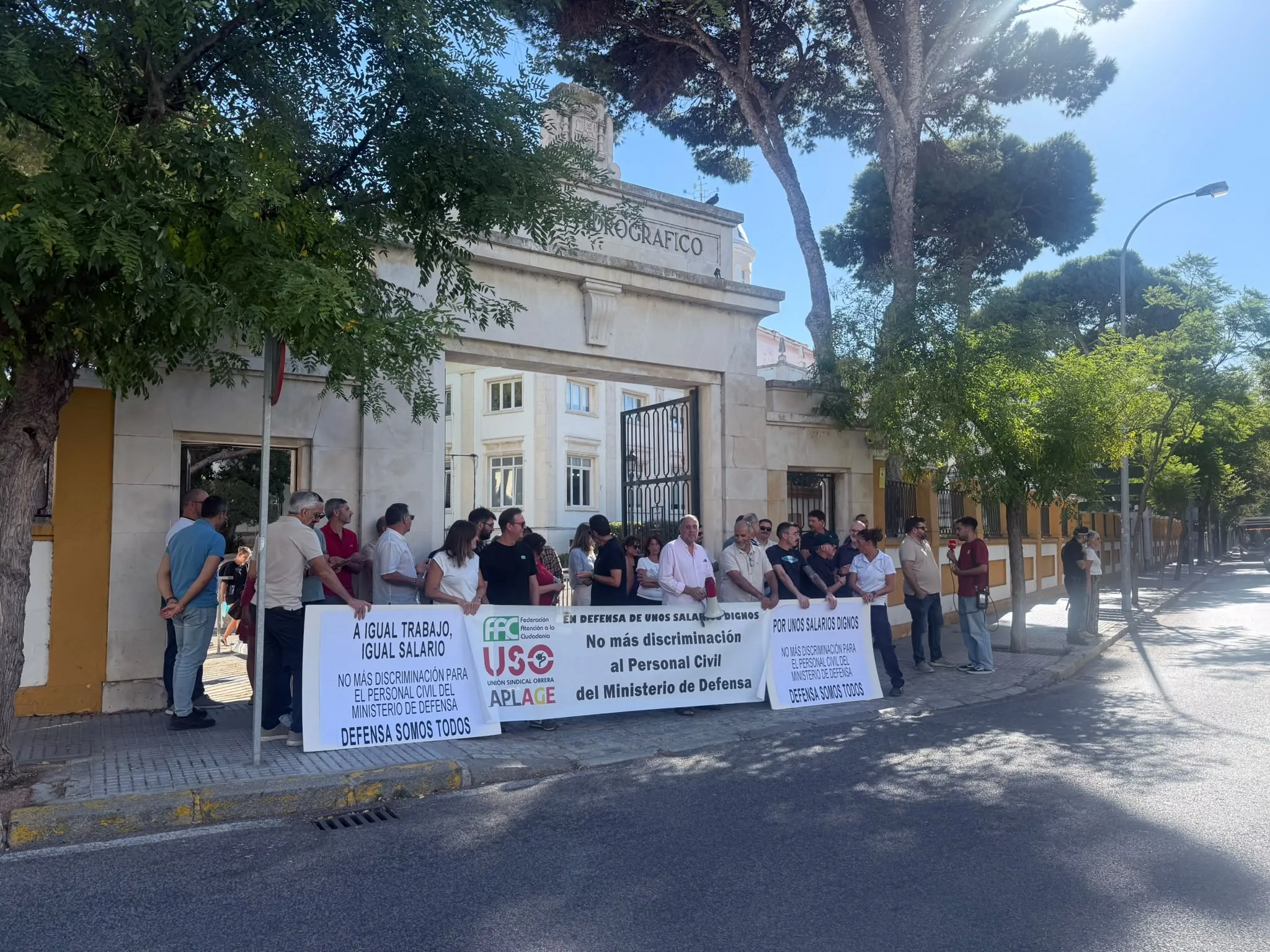 Estos trabajadores piden que se equipare su sueldo al del personal militar
