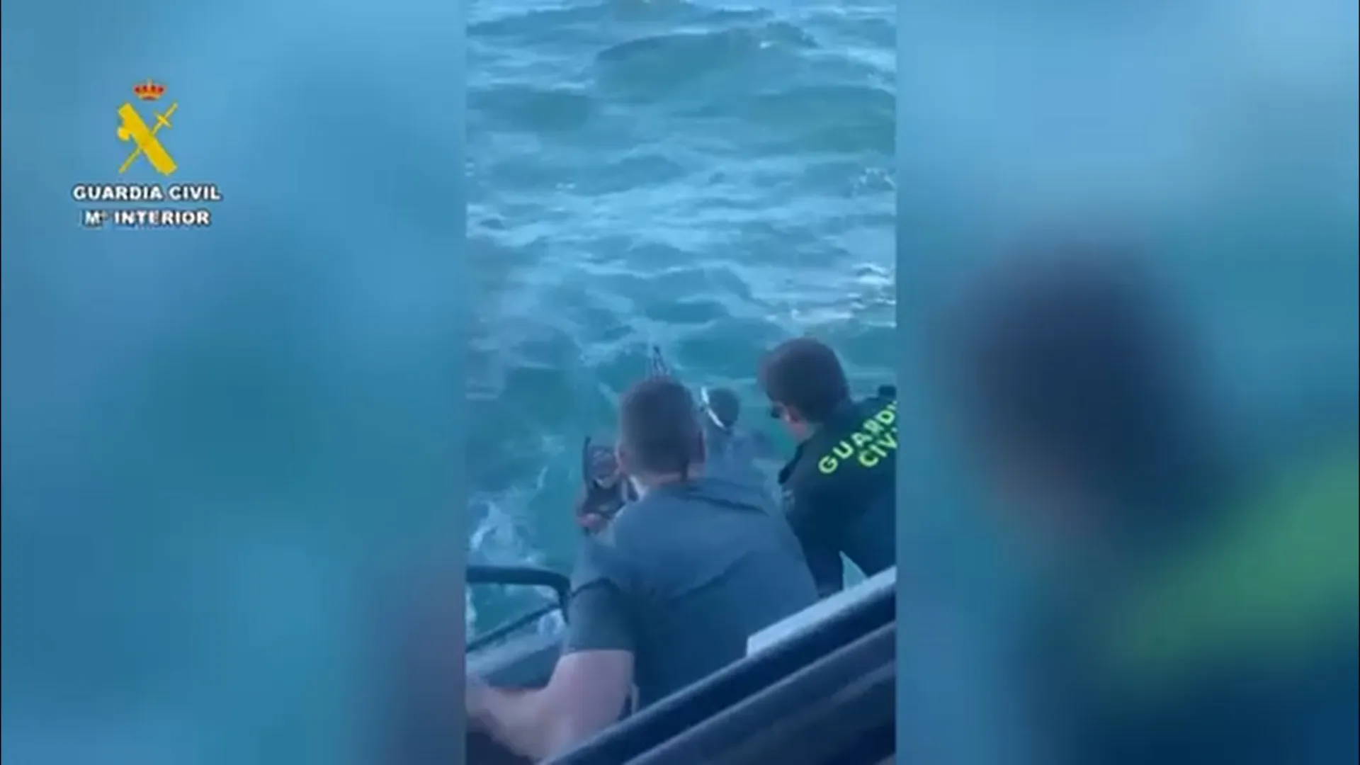 Agentes de la Guardia Civil en el momento del rescate.