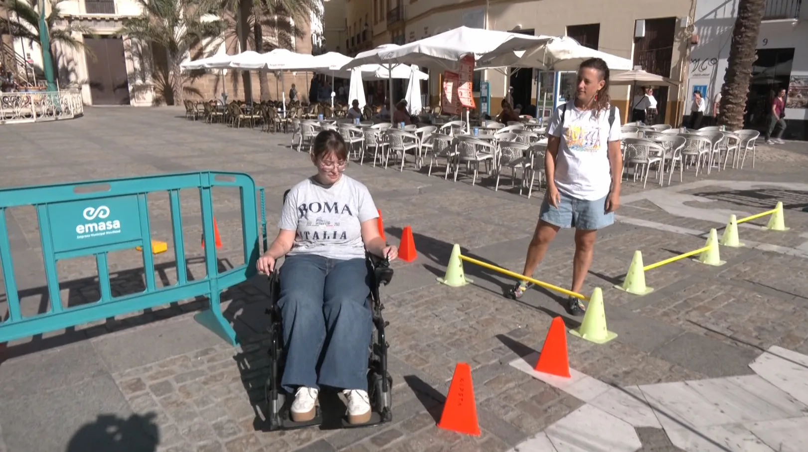 La plaza de la Catedral acoge carpas informativas de asociaciones y actividades para concienciar sobre la discapacidad y la movilidad reducida.