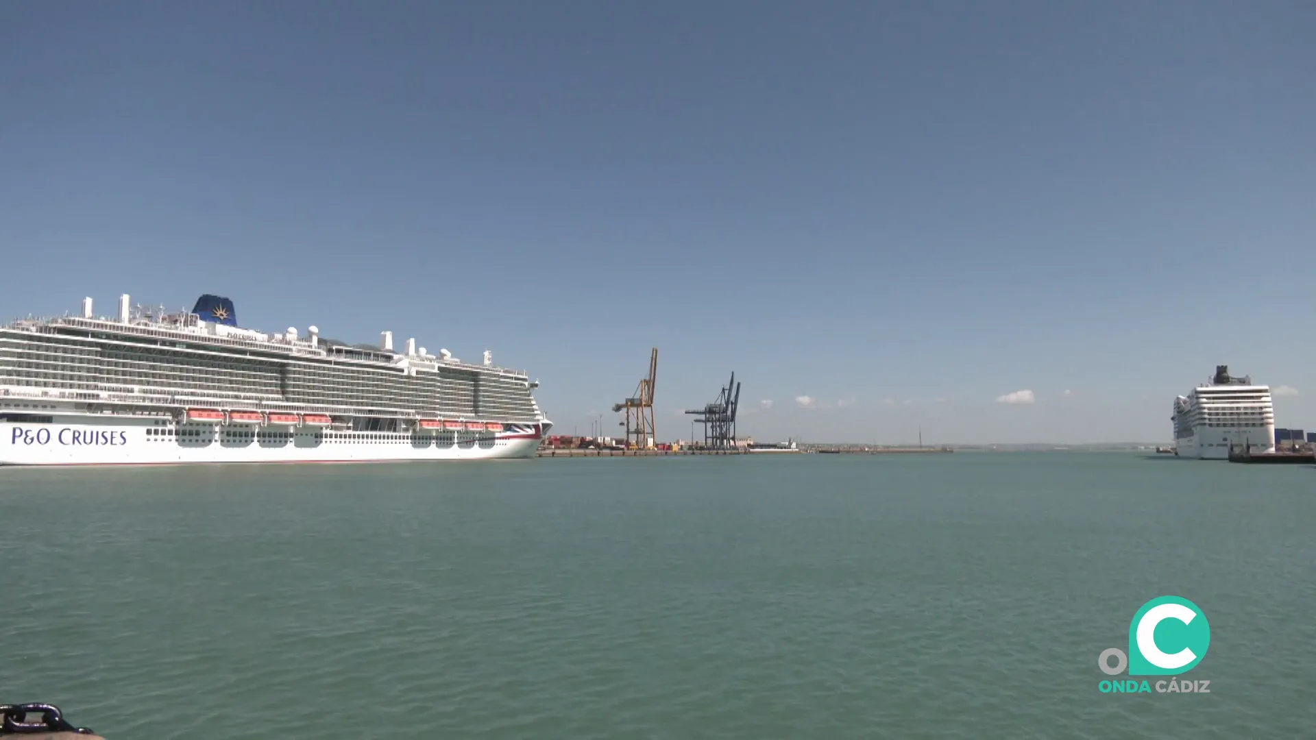 Buques de pasajeros en el puerto de Cádiz